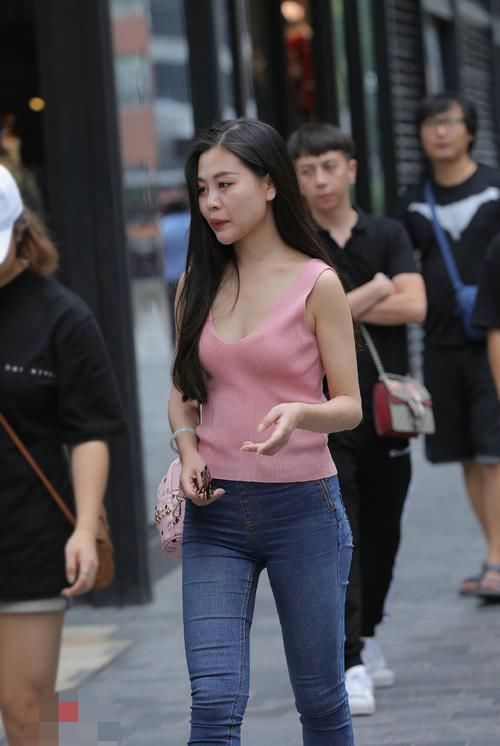 回头率|粉色背心搭配牛仔裤,穿一双高跟鞋,小姐姐回头率老高了