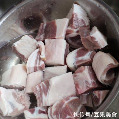 红焖羊肉一口下肚，唇齿留香