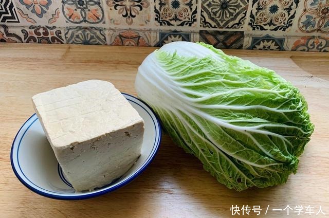 白菜炖豆腐，有人先炒白菜，有人先炒豆腐，都不对！这样做才入味