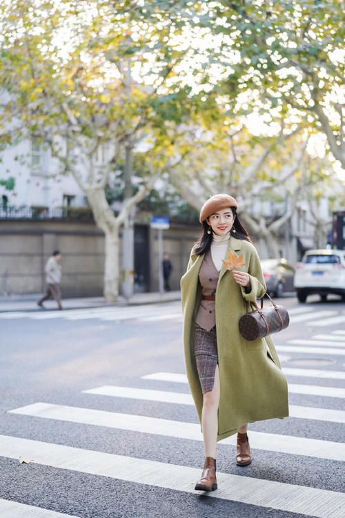 大衣＋半身裙＝今春王牌cp，优雅又有女人味，精致女人首选