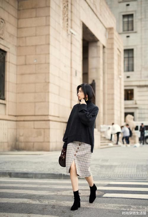 真正会打扮的女人，穿毛衣很少配裤子，看三木这样穿就知道了