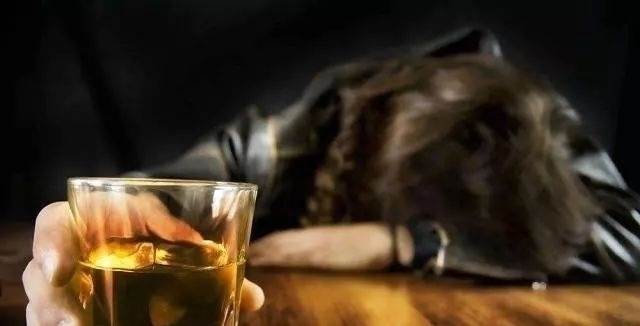 症状|长期喝酒的人,如果酒后时常出现3个症状,还请尽快戒掉