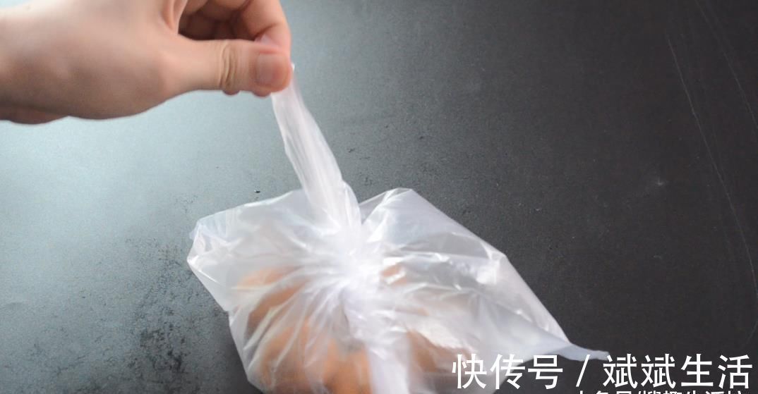 剥核桃谁还用工具剥 聪明的她一个塑料袋就搞定了, 方法简单又实用