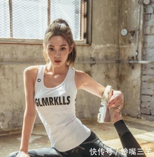 紧身打底裤,衬托出女人的时尚,优雅的体现出了女性的身姿美