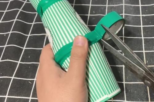 小窍门|一次性纸杯我从来不扔,把3个纸杯底部剪开,粘在一起还有这妙用