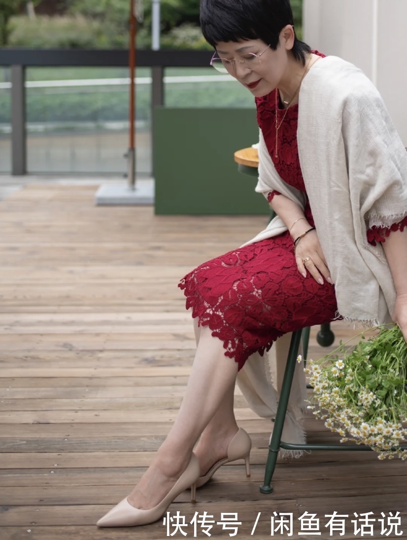 蕾丝|五六十岁才不是黄脸婆,瞧瞧这位日本主妇的穿搭,简单却优雅大气