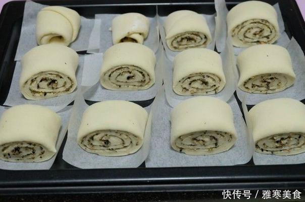 来点“特别”的花卷当早餐,皮上撒芝麻,放花生,满口留香