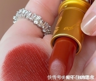 棕色 谁说冬天一定要涂红棕色?这几款口红,也能让你美到没朋友