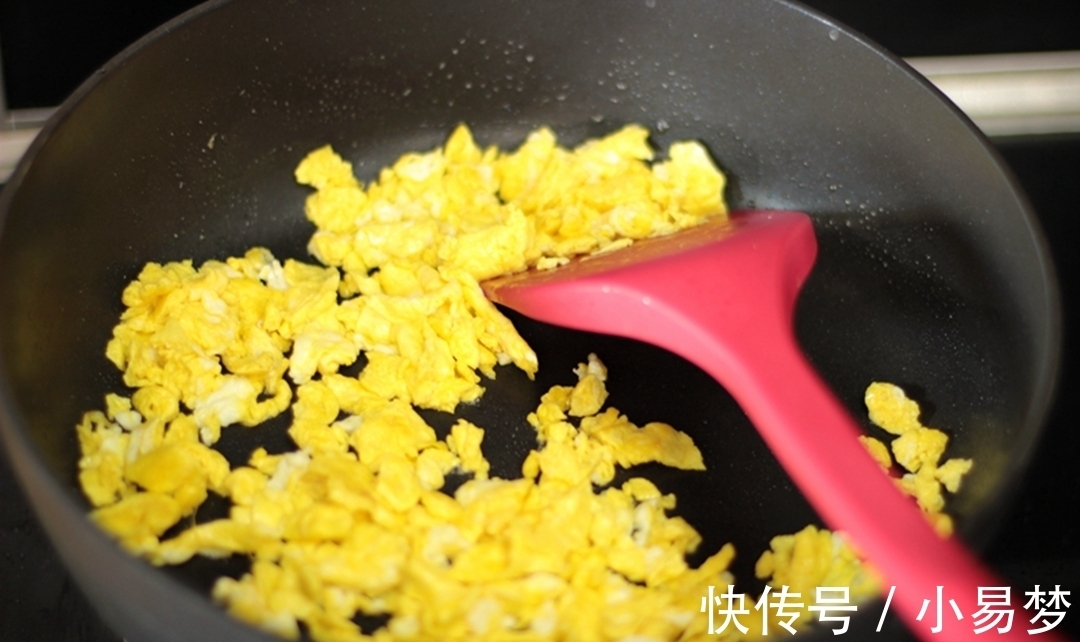 油炸|想吃春卷太容易,不揉面不油炸,简单快手就是一锅,当早餐一级棒