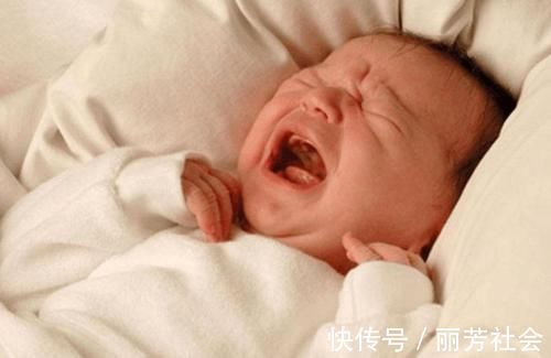 宝妈|宝宝抱着睡的香,一放下就哭,睡一会就醒?因为没做对几件事