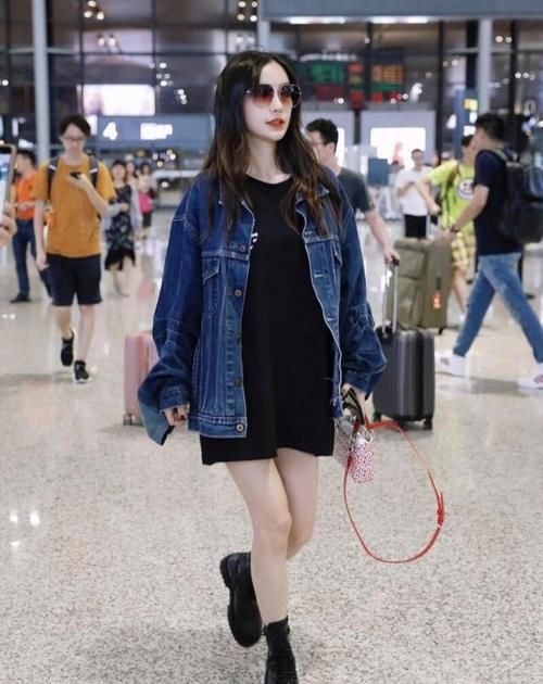 美眉|美女穿牛仔外套，内搭长款T恤真时髦，美炸了！
