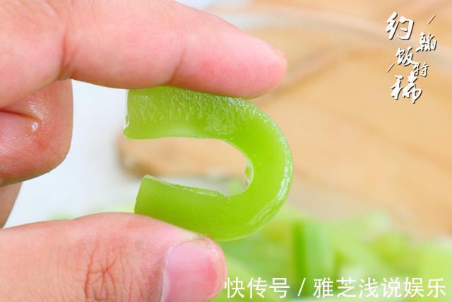 腌黄瓜|夏天,吃黄瓜苦瓜不如吃它,2元一斤,切成条简单一拌,清脆爽口