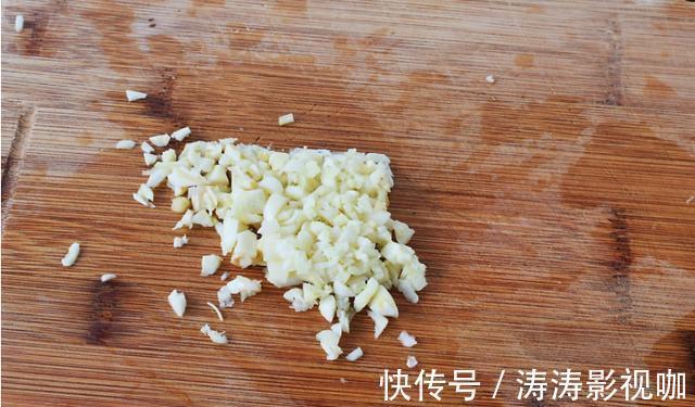 蒜香鸡翅的家常做法,外焦里嫩的,看着就香