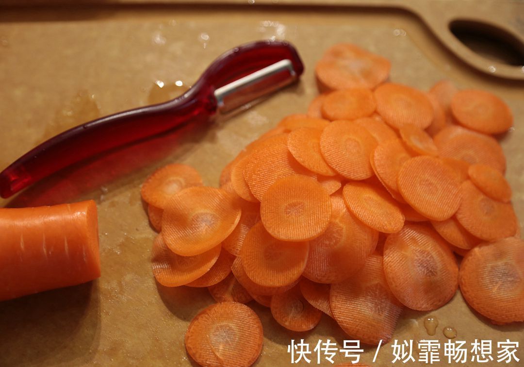 胡萝卜别总炖煮烧,教你一个新做法,挑食的“熊孩子”吃得笑哈哈