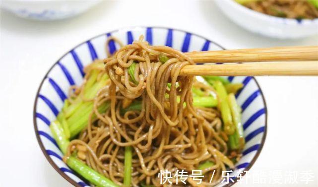 家常|夏季晚餐不用愁,这样做简单又省事,低脂还饱腹,我家常做