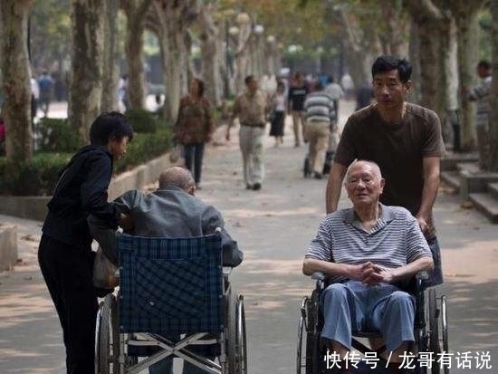 父亲|父亲不给抚养费，却在孩子成年后要赡养费，孩子的做法让父亲跳脚