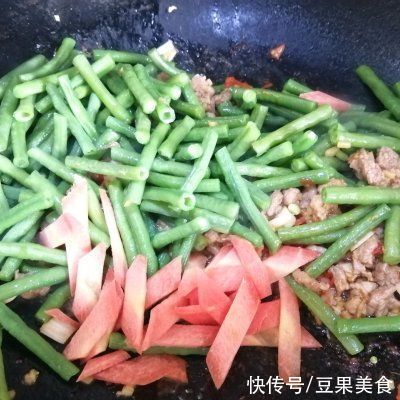 豆角|这#夏日开胃餐#豇豆角炒肉丁连吃3天了！明天还想吃