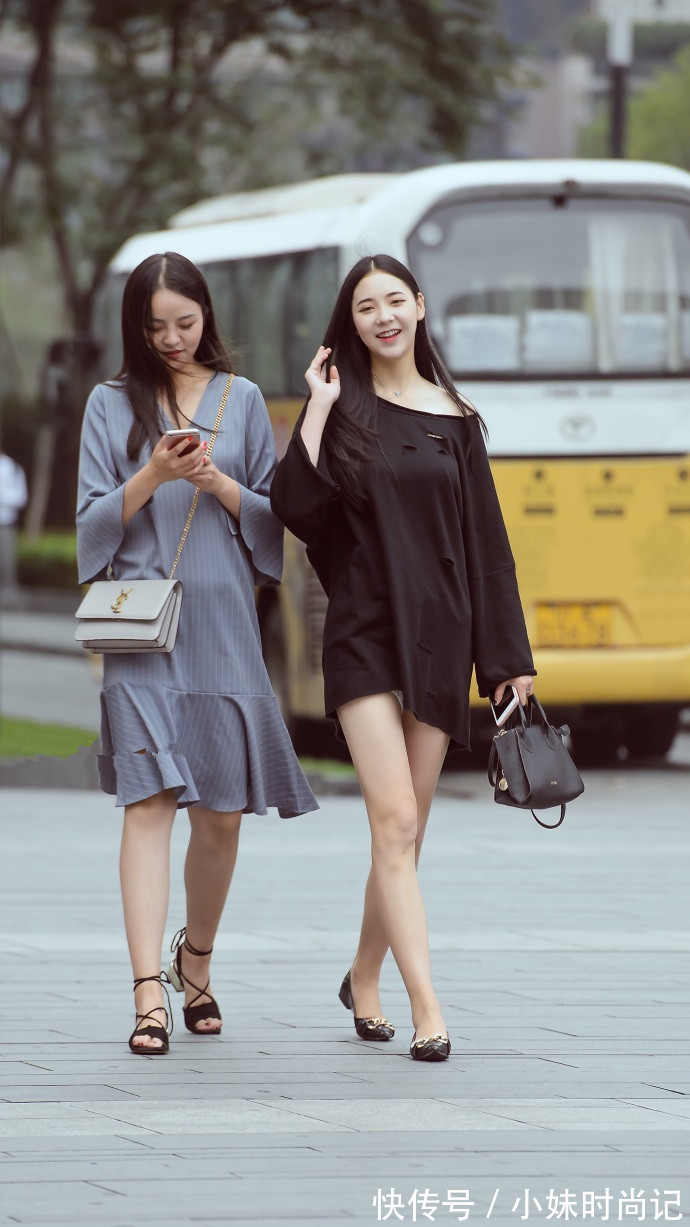 街拍 成都街拍,黑色一字肩上衣搭配毛边牛仔裤,甜美中带点性感