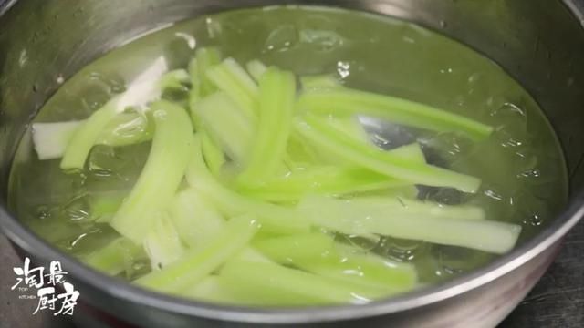 西芹|3种调料就搞定，2步解锁芹菜新吃法