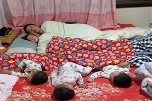 宝妈|一家人因睡觉位置走红，网友：女儿是亲生的，儿子怕是充话费送的