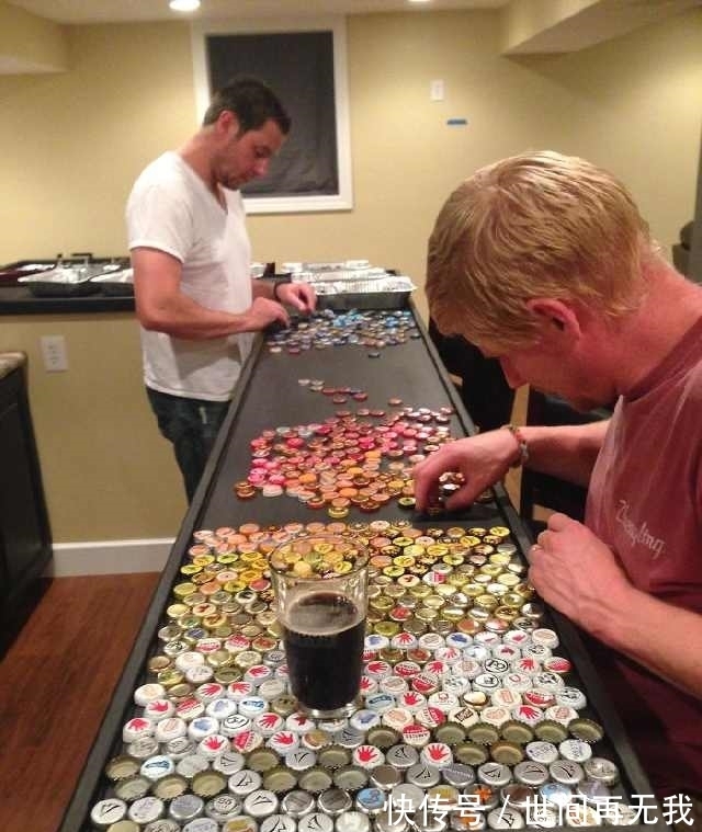 直击男子五年攒下2530个瓶盖，制作了一个别致的吧台