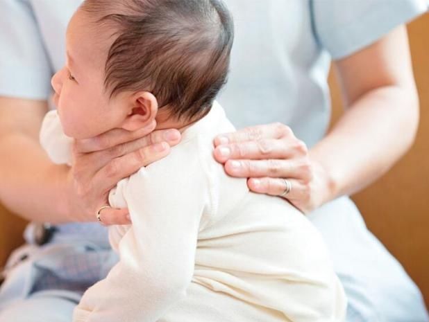 空气|晚上喂奶的时候,看着熟睡的孩子,妈妈还需不需要给宝宝拍嗝呢?