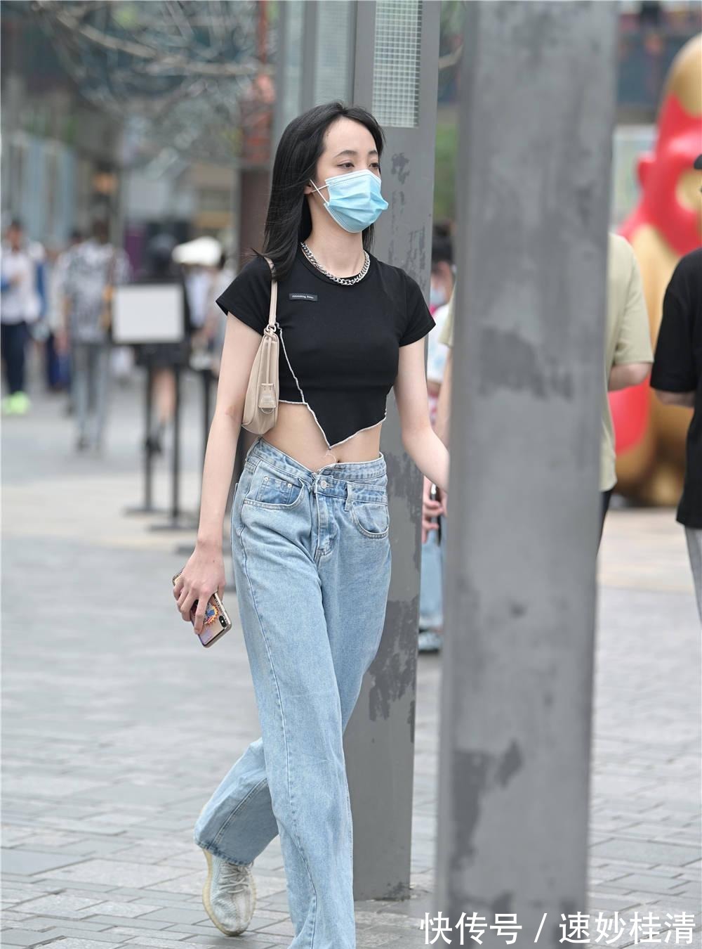 美女|夏季选择牛仔裤,怎么搭配出独特个性,每个姑娘的想法都不一样
