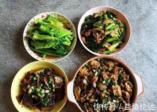 清炒油麦菜|出差回家,老公亲手做晚餐,4道菜配红薯饭,网友:这老公真厉害