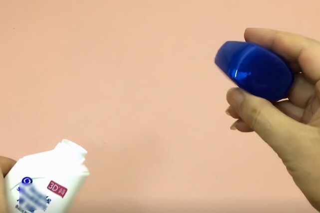 洗发水|洗发水瓶的盖子不要扔,剪几刀放到卫生间,全家人都要抢着用!