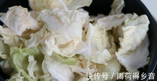 好吃|家常炒包菜，酸辣下饭，3块钱做了一大盘，老人孩子都说好吃！
