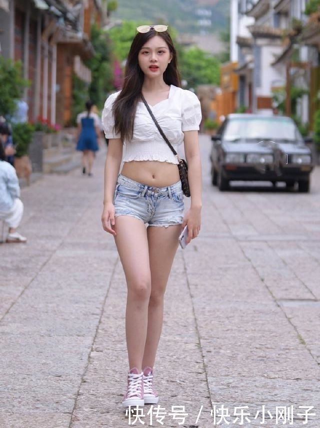 时尚穿搭,美女穿黑色长袖衬衫,突出一丝小性感