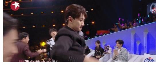 夢醒時分|你可以永遠相信大張偉的舞臺！《夢醒時分》還能這么改？