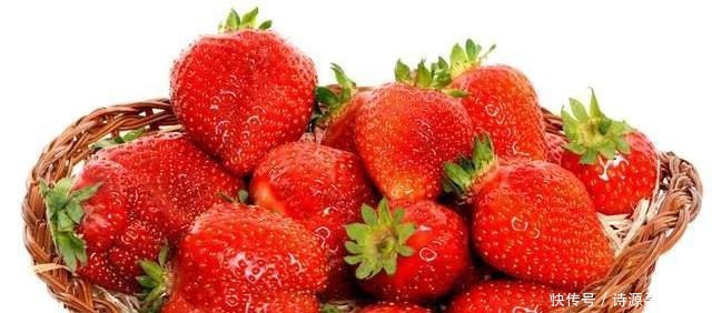 洗草莓,不要用食盐,换成这2样,虫卵脏东西全跑光,干净放心吃