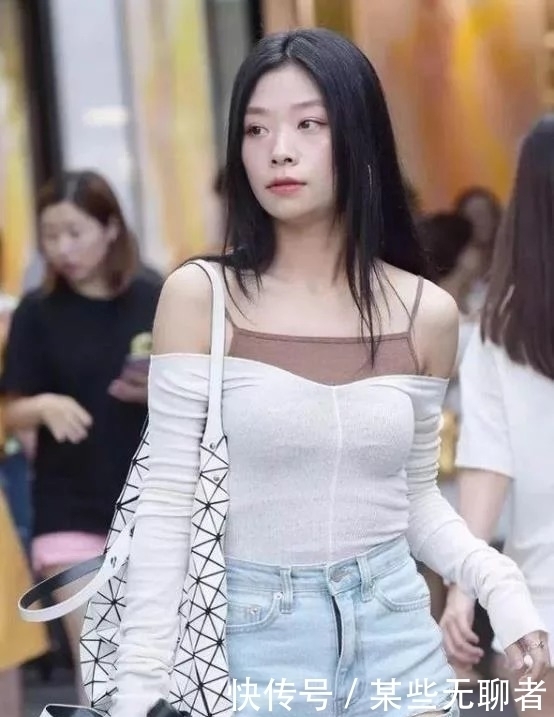 街拍:小姐姐身穿T恤配吊带连衣裙,显得气质优雅,清凉又舒适