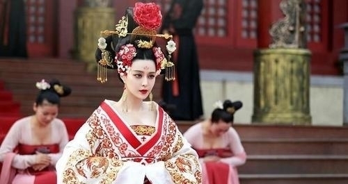 武则天出上联“河里荷花,和尚掐去何人戴”满朝文武都不敢对