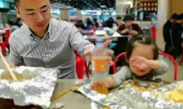 走红|“掩耳盗铃宝宝”意外走红,妈妈不让喝果汁,女儿捂着眼睛偷偷喝