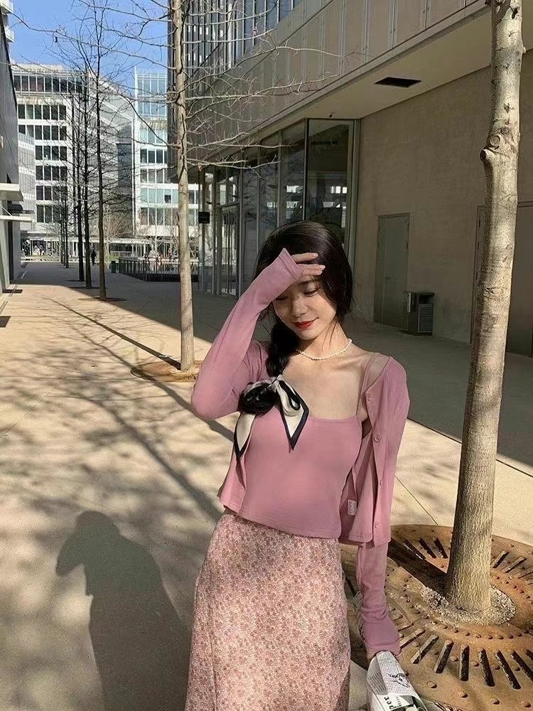 女生必穿的吊带配上碎花裙，这样穿真的是美炸了