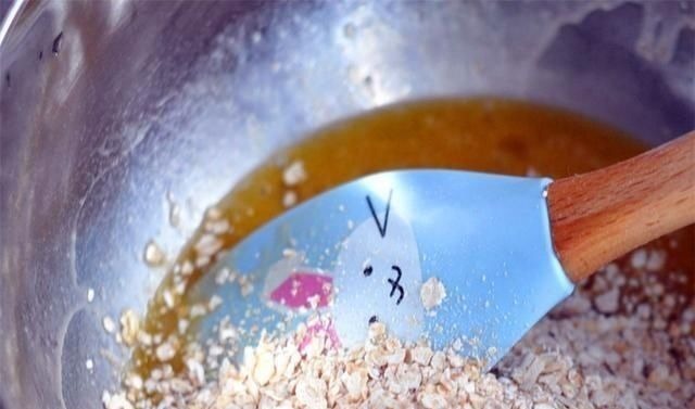 麦片不仅能冲泡,放入两个鸡蛋做成饼,早餐吃它健康又美味