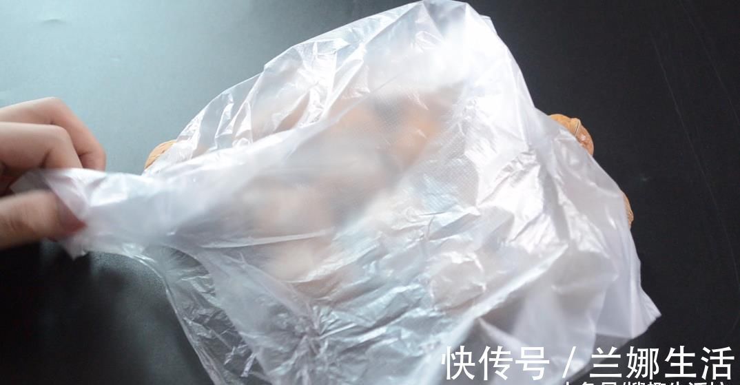 实用|剥核桃谁还用工具剥 聪明的她一个塑料袋就搞定了, 方法简单又实用