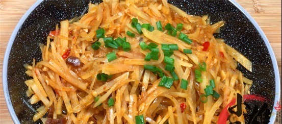 炒土豆丝时,有人泡水有人焯水一直都错了,这才是正确做法