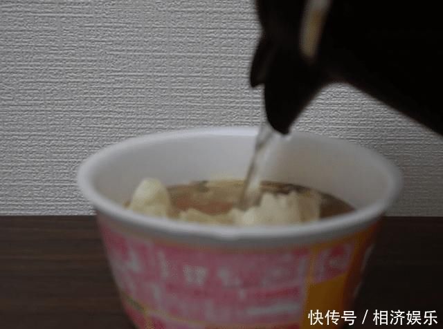 见识下日本的速食馄饨，只要三分钟就能泡好，网友馅料能熟吗