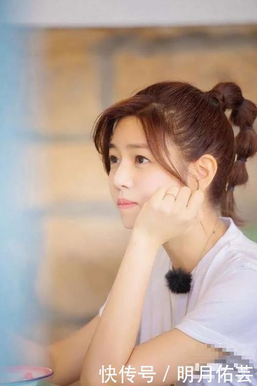 发型|发际线比较高的女生,尽量少梳这3种发型,否则发际线会上移!