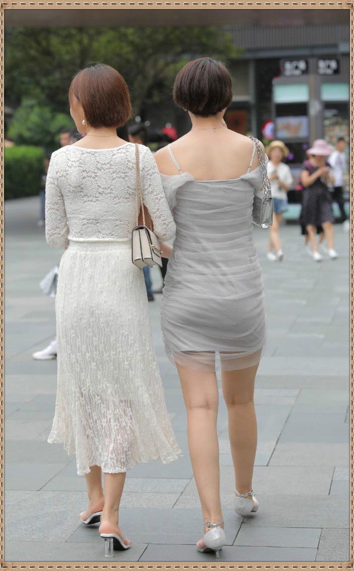 无比|街拍这么厚实的小白裙子,穿上身很英姿飒爽吧美艳无比