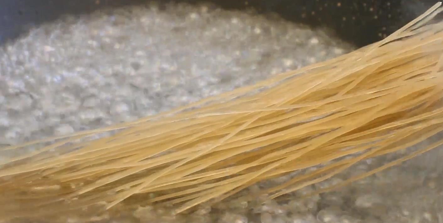 一个萝卜，两个鸡蛋，这样做超好吃，皮薄大馅，香酥多汁比包子香