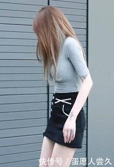 浅灰色T恤搭配黑色半身裙,简单时尚,自信大方