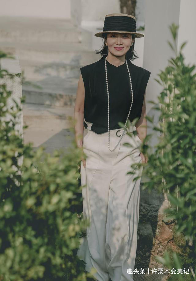 裙装 女人过了50岁,尽量不要衬衫配阔腿裤,学三木妈妈这样穿真优雅