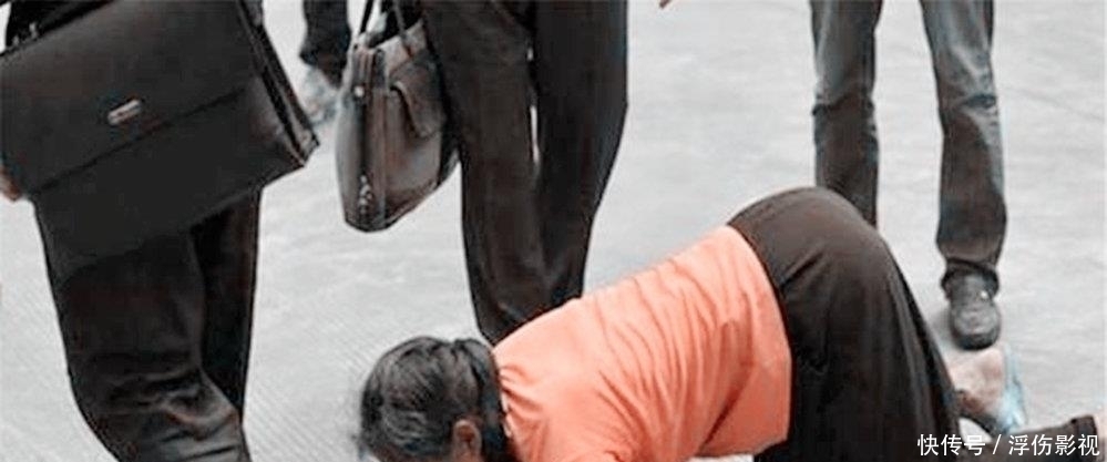 小丽|7旬老人下跪求女儿卖房救老伴,女儿婉拒:咋不让你儿子卖