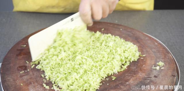 少许食盐|萝卜馅的饺子这样做,营养开胃又鲜嫩