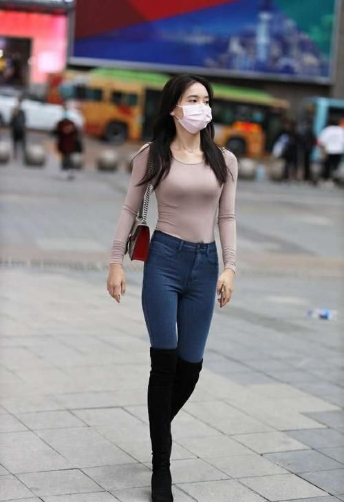 牛仔裤|卡其色打底衫配牛仔裤,尽显高级质感的美,美的自信有范