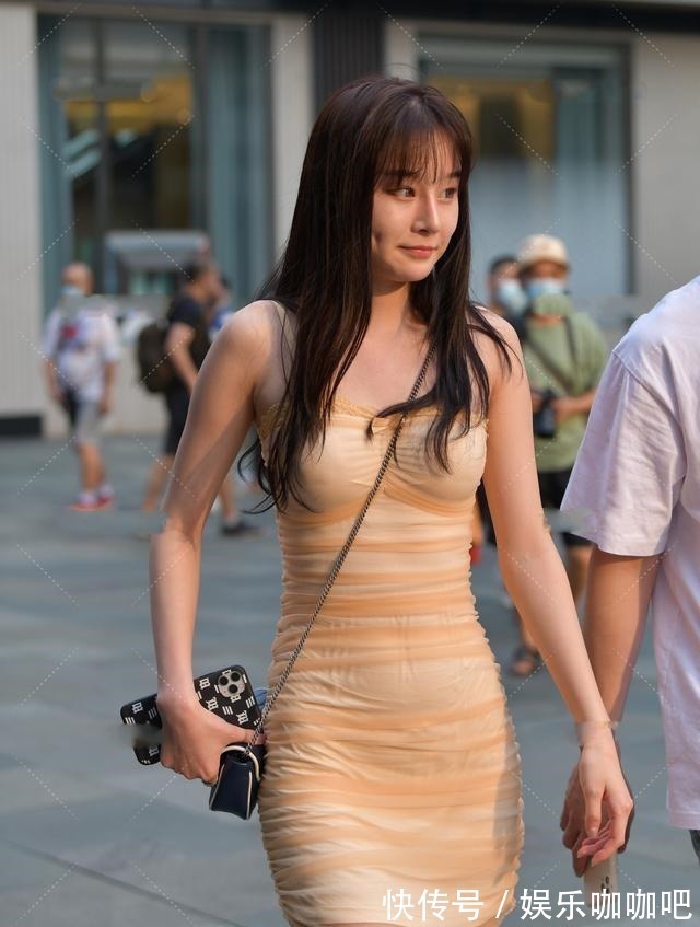 内衬 淡黄的长裙搭配超可爱小挎包,甜美可爱,精致梦幻!